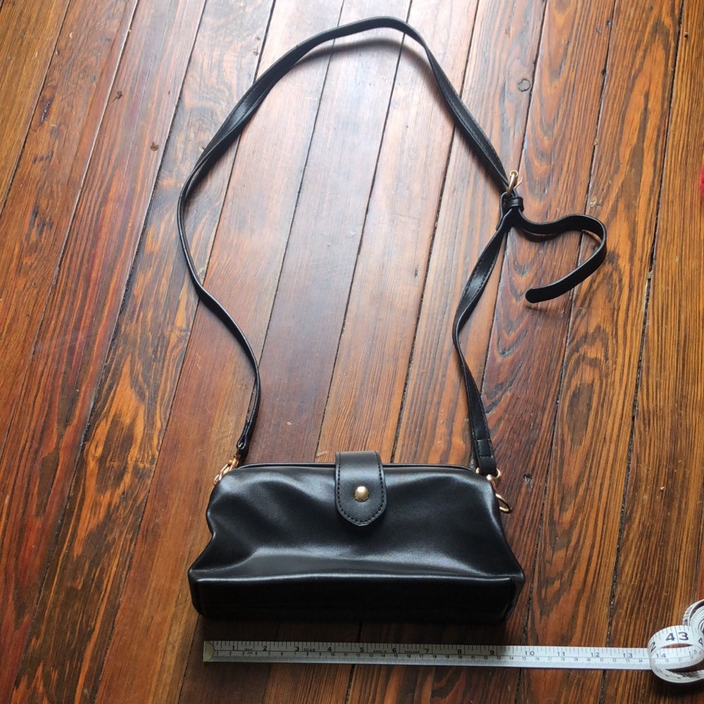 Cute “doctors bag” shaped purse in faux leather.